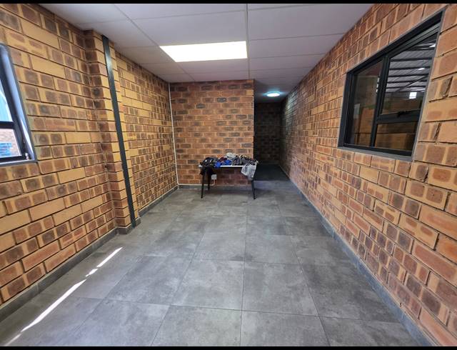 1,632M² WAREHOUSE TO LET IN AEROTON